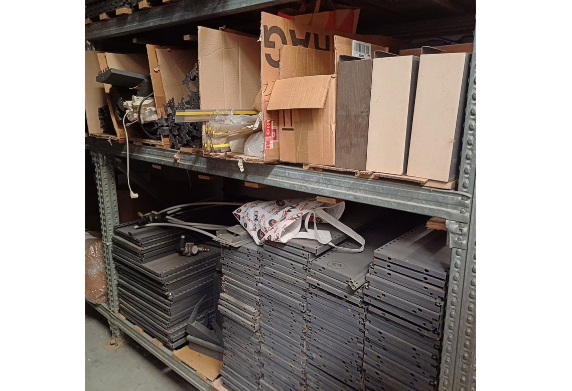 Compendio mobiliare costituito da un ingente quantitativo di materiali